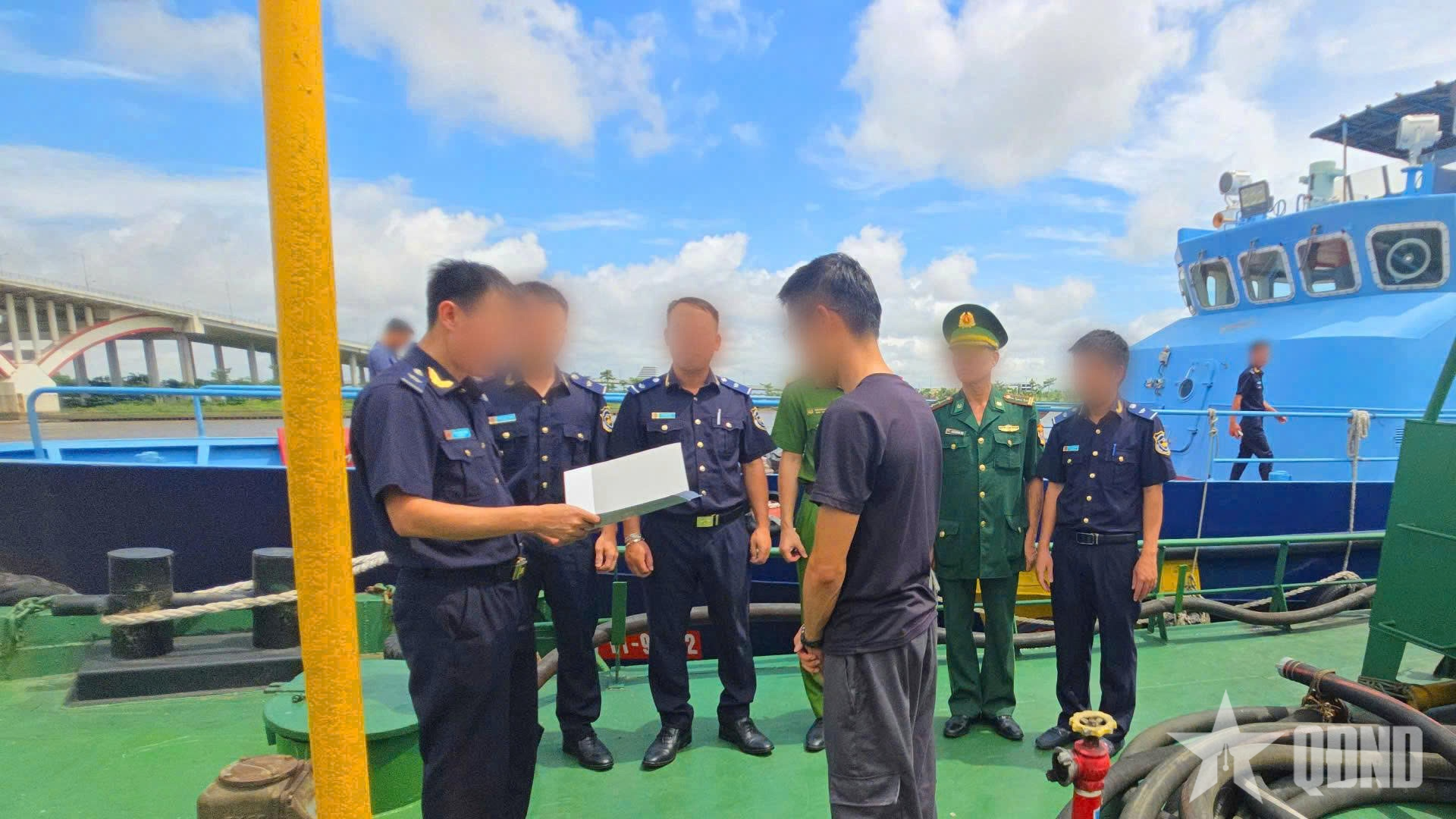 Phát hiện hơn 70.000 lít dầu FO và 41 thùng sơn nhập lậu trên biển Hải Phòng

